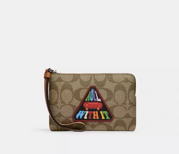 COACH  |  Corner Zip Wristlet In Signature Canvas With Patch (Khaki Multi)